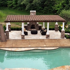 Housewarmings Outdoor – outdoor room next to the pool with pergola, fireplace and furniture