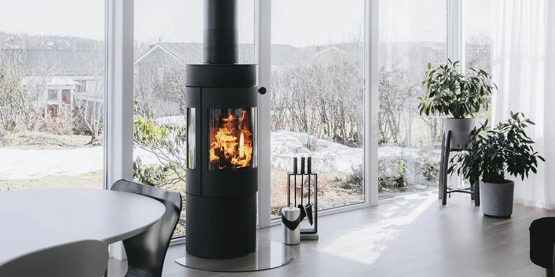 RAIS® Viva freestanding stove with a lit fire