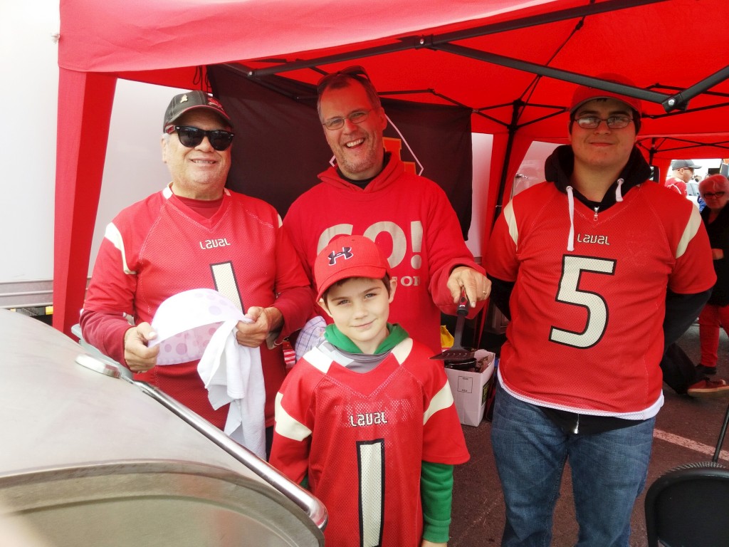 Several Université Laval Rouge et Or’s fans enjoyed good barbecue meals during their tailgate.