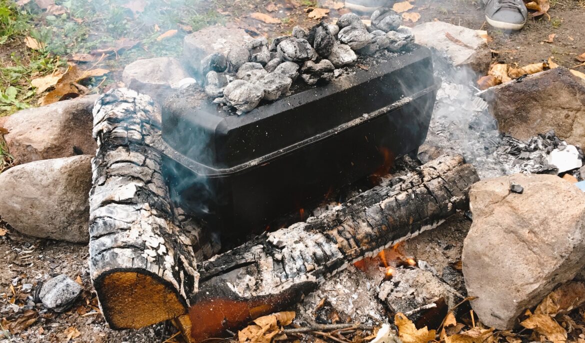 côtes levées cuisiné sur briquettes de charbon et braise